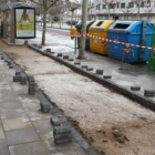 Las obras del carril bici de la avenida Reyes Leoneses ocupan ya una parte importante de la acera.