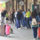 Un grupo de pasajeros, esperando ayer en el andén principal de la estación de Ponferrada, que Adif h