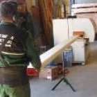 Pedro Soriano, trabajando en su taller de Valencia de Don Juan
