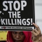 Un activista levanta una pancarta contra los asesinatos extrajudiciales en una protesta en Manila, el 23 de agosto.