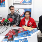 El concejal de Deportes, acompañado por los representantes de la LAB, Cruz Roja y El Rosal.