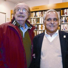 Juan Cueto (izquierda) y Juan Cruz, en la librería Cervantes, de Oviedo, la tarde del lunes pasado.