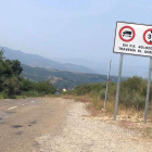 Tercera señal que prohíbe el paso a camiones en El Acebo. DL