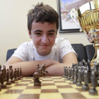 Jaime Santos ante el tablero de ajedrez.