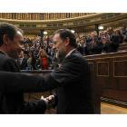 El jefe del Ejecutivo saliente, José Luis Rodríguez Zapatero (i), felicita al líder del PP, Mariano Rajoy, tras ser elegido presidente del Gobierno.