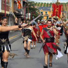 Una columna de legionarios y legionarias a su paso por el casco urbano de Cacabelos.