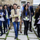 Cospedal pasea por Toledo con un grupo de Nuevas Generaciones.