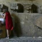 Dos niñas realizan sus dibujos sobre las piedras del claustro de San Marcos el pasado agosto