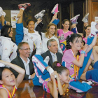 Las jóvenes gimnastas del Ritmo demostraron al alcalde todas sus habilidades.