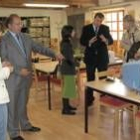 Las autoridades visitan la sala donde se instalará el servicio de Internet