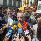 Pere Navarro atiende a los medios de comunicación, durante la diada de Sant Jordi en Barcelona.