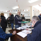Uno de los partícipes deposita su voto, ayer en Carrizo de la Ribera.
