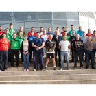 Serafín Vázquez delante del Bembibre Arena con los coordinadores y monitores de las Escuelas Deportivas.