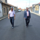 El edil de Obras y el alcalde, en el barrio de San Eusebio.