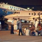 Agentes estadounidenses dialogan con algunos de los 35 pasajaeros del avión cubano secuestrado