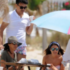 Paz Padilla, con sombrero, de pícnic en las playas de Cádiz