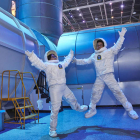 Dos periodistas mientras participan en una visita para los medios en el Space Camp. JON MORGAN