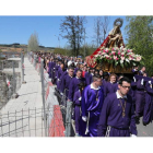 La procesión del Lunes de Pascua en Cacabelos, con la Virgen de las Angustias, ayer a su paso por el puente en obras.