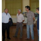 Viloria conversa con varios miembros de la asociación Peñafurada