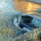 El coche, ya sin su ocupante en el interior, quedó completamente sumergido en el agua del Canal Bajo