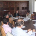 Francisco Castañón presentó el programa a veintisiete alcaldes de la provincia.