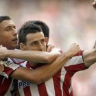 Aduriz celebra con sus compañeros el gol del Athletic.