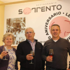 Con motivo de sus 50 años de trayectoria en la capital leonesa, los fundadores del Sorrento —Agustín y Carmina— recibieron ayer un sentido homenaje.
