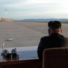 Kim Jong-un observa el lanzamiento de un misil, en una foto sin fecha.