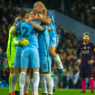 Los jugadores del Manchester City celebran el tercer gol del equipo inglés mientras Messi lo lamenta. PETER POWELL