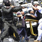 Enfrentamientos entre policía y opositores en Bangkok.