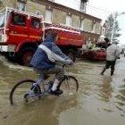 Los bomberos desalojan la ciudad de Fere, al norte de Francia