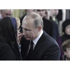 Putin consuela a la viuda del embajador ruso asesinado en Ankara, Andréi Kárlov.