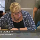 La diputada liberal noruega Trine Skei Grande, jugando al Pokémon en una sesión parlamentaria.