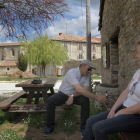 Dos turistas, en el pueblo palentino de Revilla de Pomar. BRÁGIMO