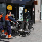 Dos trabajadores del servicio de Limpieza Viaria de León durante su turno. FERNANDO OTERO