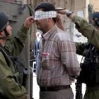 Unos soldados israelíes detienen a un supuesto miembro de Hamás