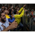 La Guardia Nacional impide el paso de un grupo de diputados que protestan en la sede del Tribunal Supremo de Justicia. C. HERNANDEZ