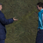 Martino, a la izquierda, conversa con Leo Messi durante el entrenamiento.
