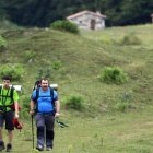 Unos senderistas en el llamado «Anillo de Picos de Europa», una iniciativa vinculada al turismo de naturaleza y alta montaña.