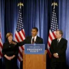 Geithner, Lawrence Summers y Melody C. Barnes, durante la rueda de prensa, ayer, de Barack Obama