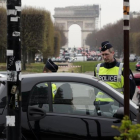 Agentes franceses controlan que los vehículos tengan permiso administrativo para circular por el centro de París.