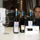 Rafael Alonso posa con los dos vinos galardonados