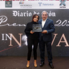 José Pellitero, diputado de Contratación y Desarrollo Económico de la Diputación de León, entrega el premio a Leticia Sánchez Valdeón. ramiro