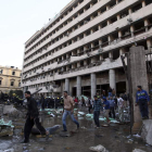 Egipcios comprueban los daños tras la explosión de un coche bomba.