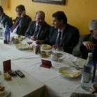 En el centro, el presidente de la Diputación (con teléfono), el alcalde y Reyero, en la degustación