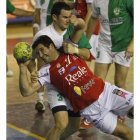 Castresana en una imagen habitual en el pivote le gana la partida a un defensor macedonio y se dispo