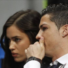 El delantero portugués del Real Madrid Cristiano Ronaldo y su novia, la modelo Irina Shayk, asisten al partido de baloncesto entre el Real Madrid y el CSKA de Moscu, en el Palacio de Deportes de Madrid en marzo del año pasado.