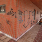 Grafitis en un edificio de León. DL