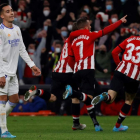 Berenguer es felicitado por sus compañeros tras el gol que daba el triunfo al Athletic ante un Lucas Vázquez cariacontecido. TEJIDO