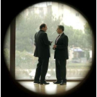 Herrera y Joaquín Otero dialogan en un receso del Pleno de ayer en las Cortes de Valladolid.